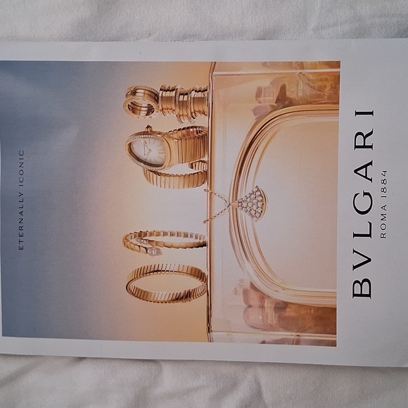 Vogue USA Magazine August 2025, Fearless Anne Hathaway - Picture 3 of 4